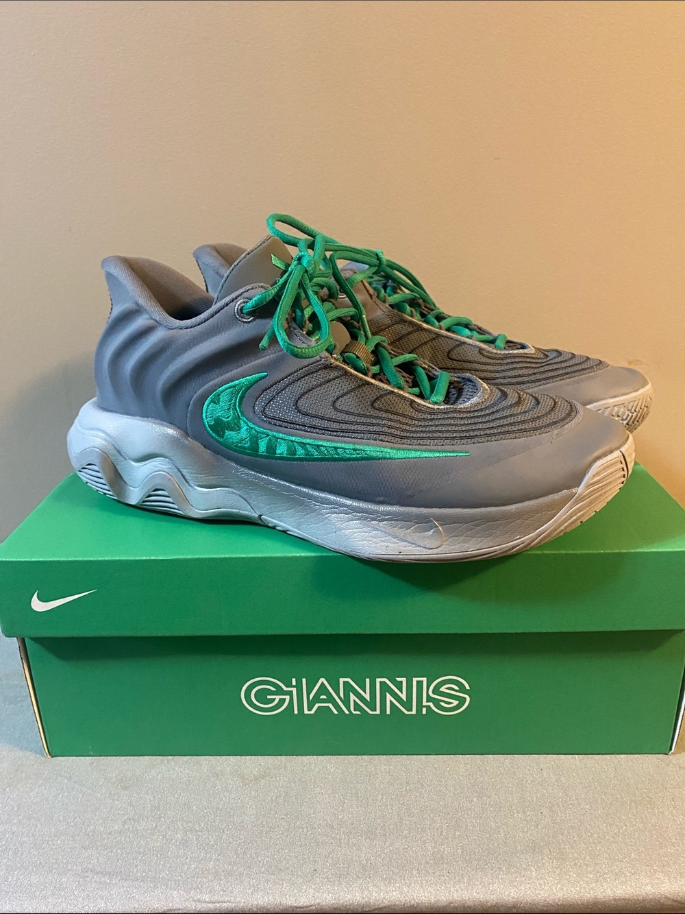 Nike Giannis Men’s Grey & Green Basketball Shoes size 9.5.